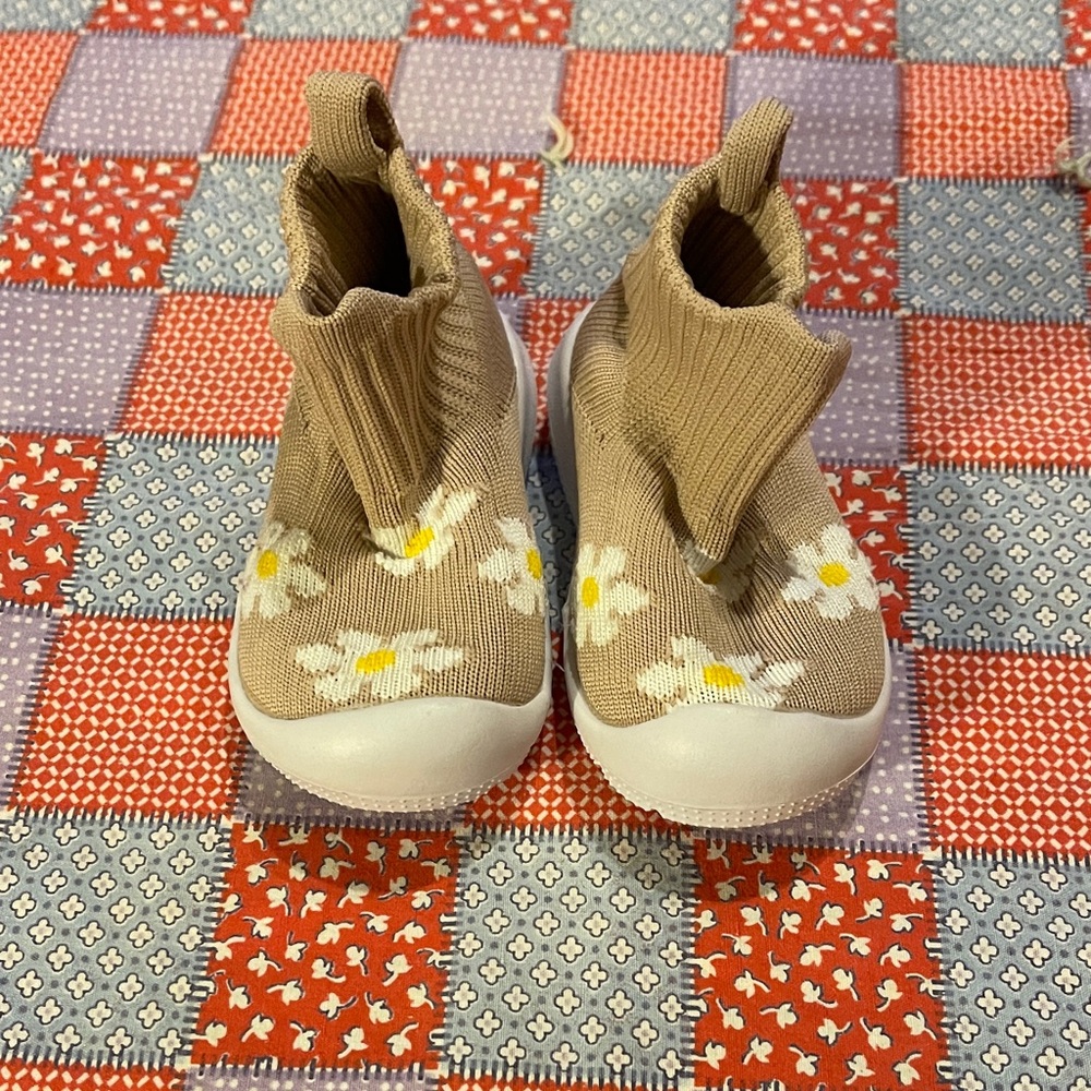 SHEIN Tan Floral Knit Baby Slippers
